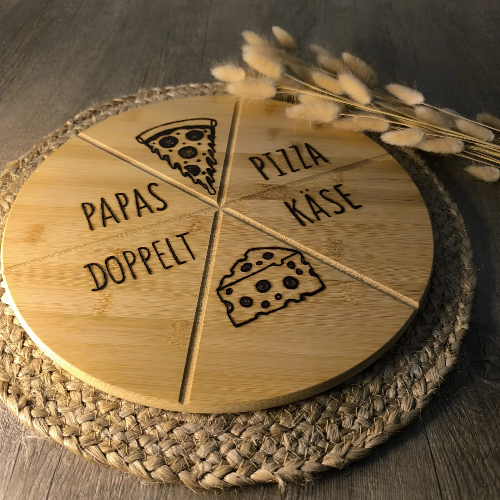 Bambusbrettchen in runder Form mit sechs Segmenten, Pizza und Käsemotiv sowie witzigen Aufschriften.