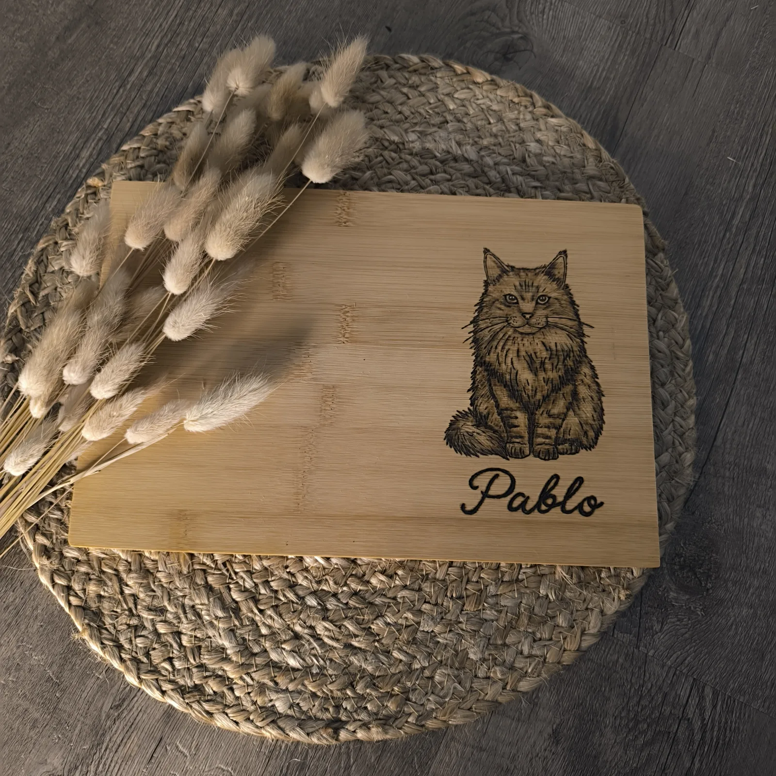 Bambusbrettchen mit detailreichem Katzenmotiv und dem eingebrannten Namen Pablo.