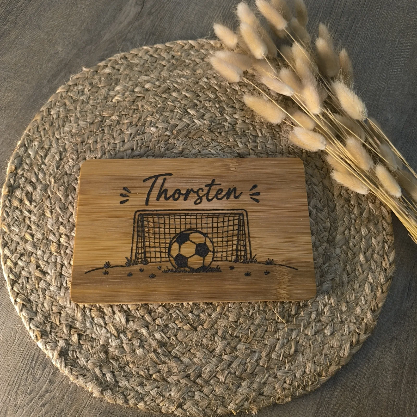 Bambusbrettchen mit Fußballmotiv, Tor und Ball, graviert mit Thorsten.