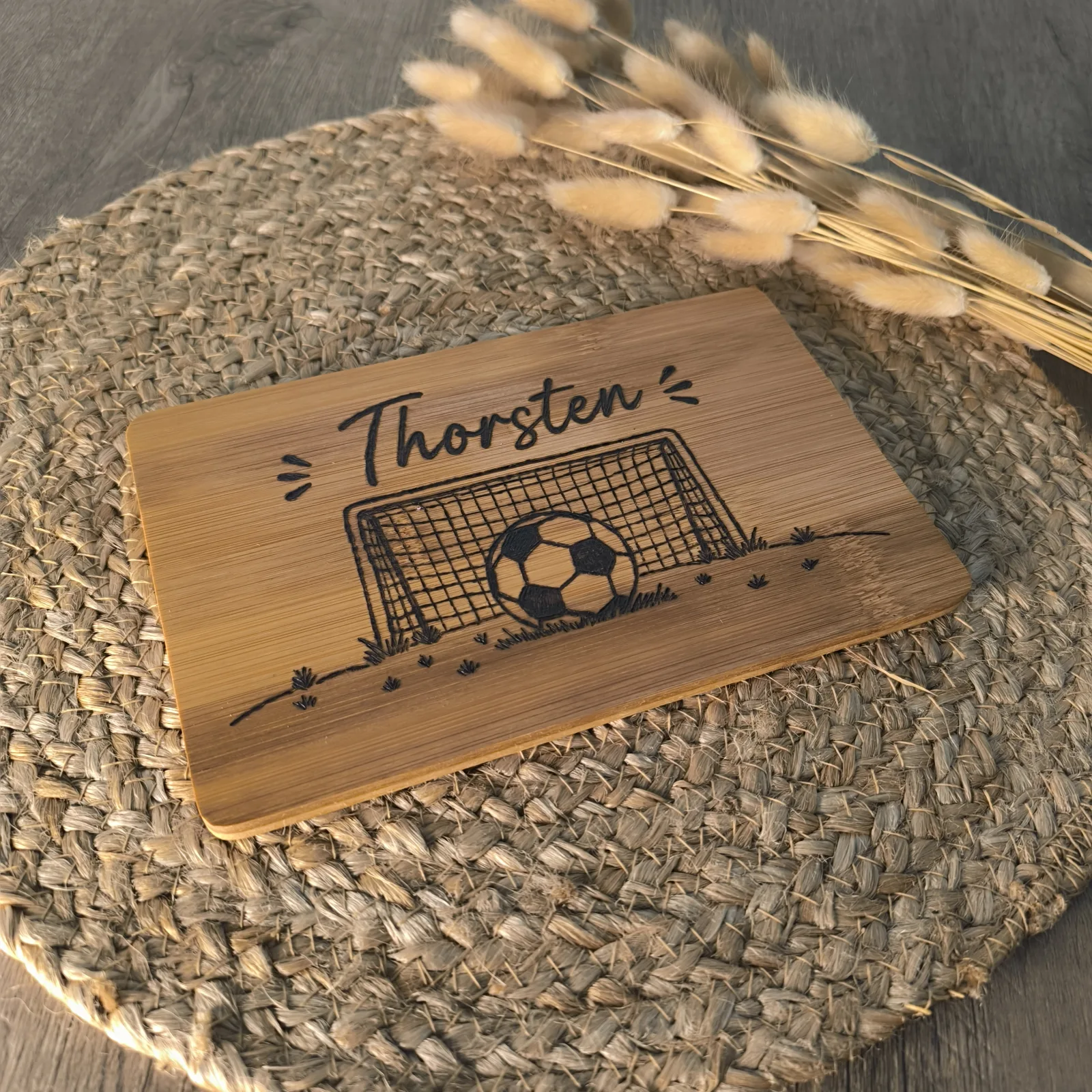 Bambusbrettchen mit Fußballtor und Ball, personalisiert mit dem Namen Thorsten.