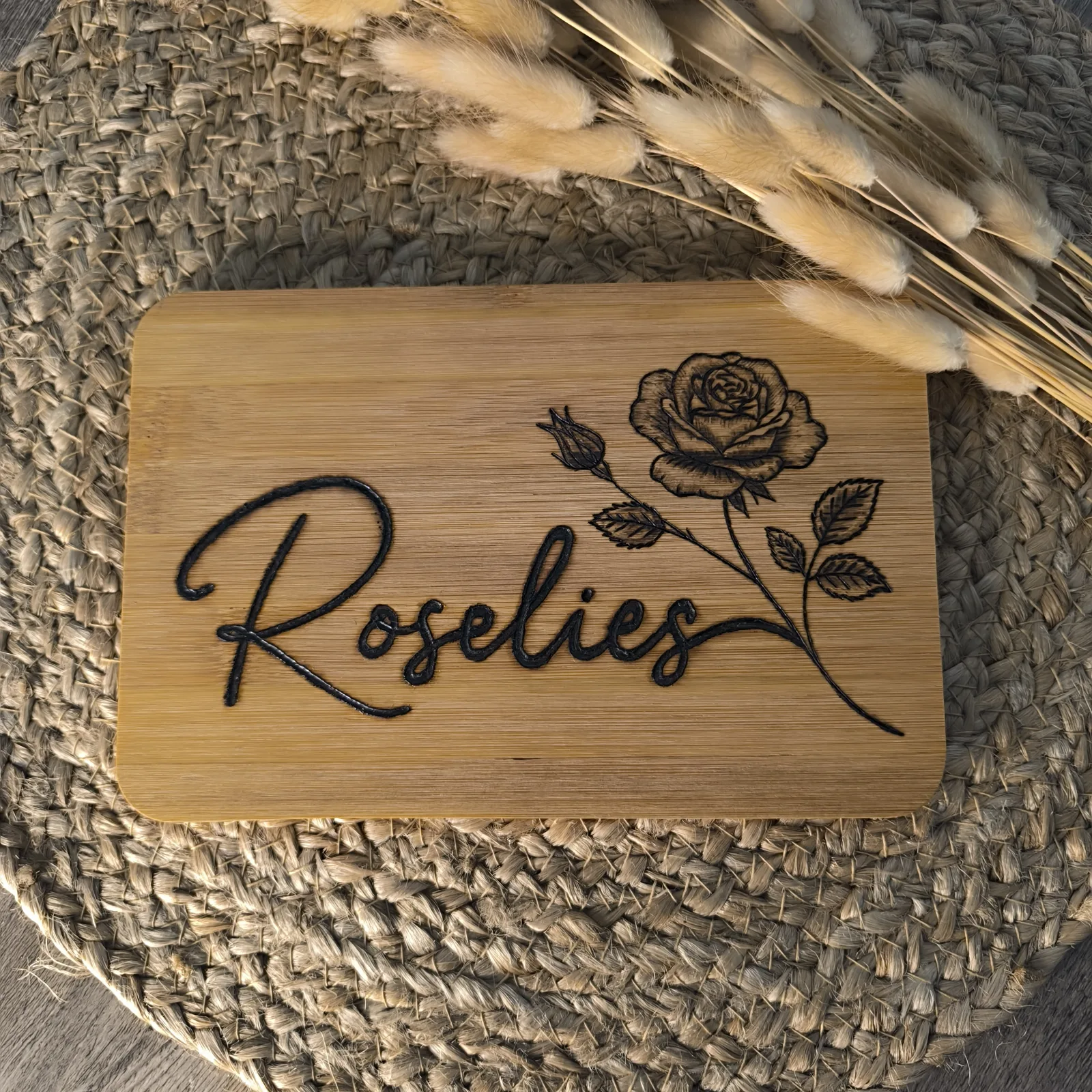 Bambusbrettchen mit großer Rose, Rosenknospe und dem eingebrannten Namen Roselies.