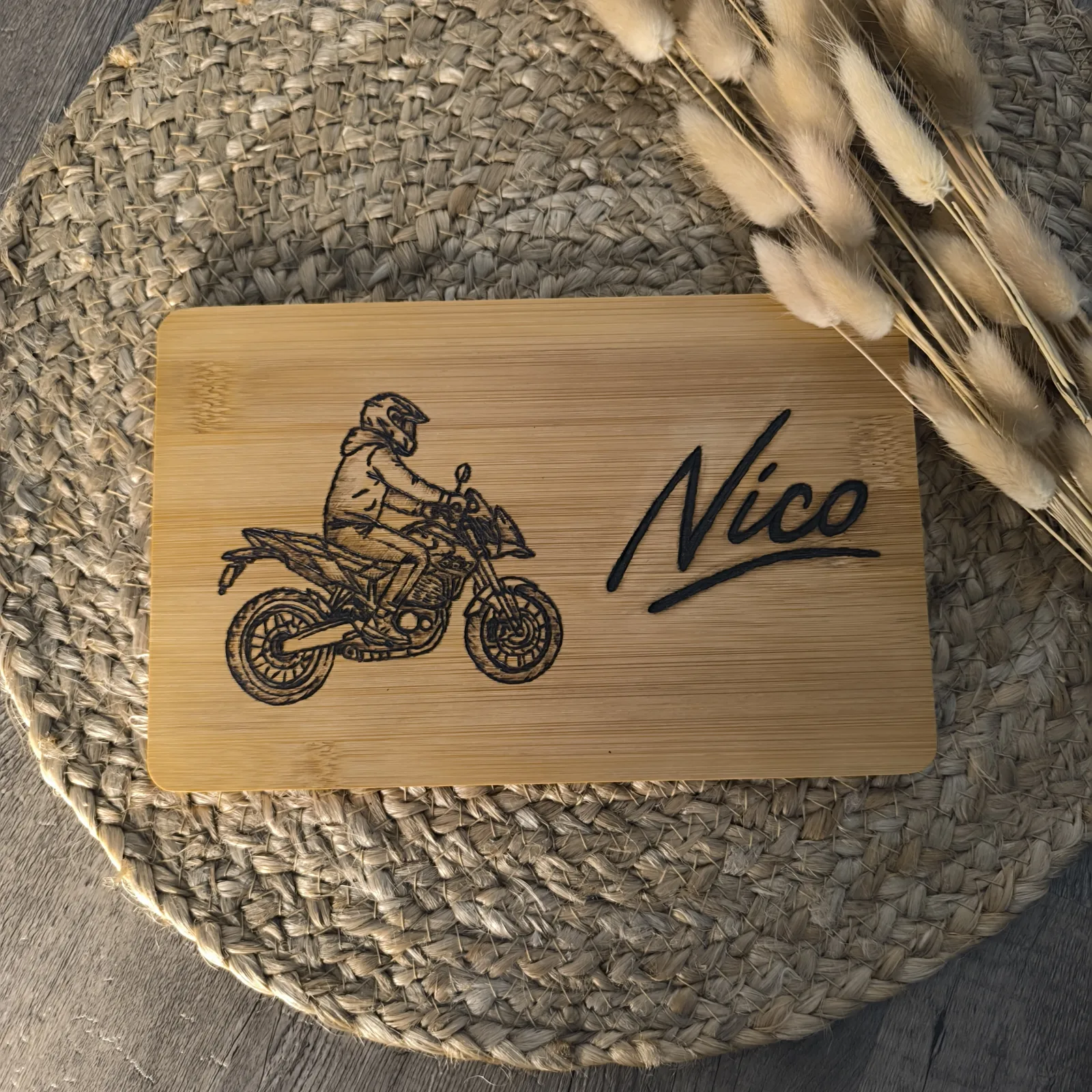 Bambusbrettchen mit Motorradfahrer und dem eingebrannten Namen Nico.