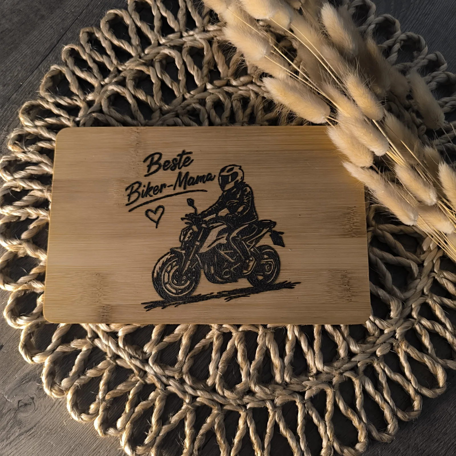 Bambusbrettchen mit Motorradfahrerin, Herz und der Aufschrift Beste Biker-Mama.