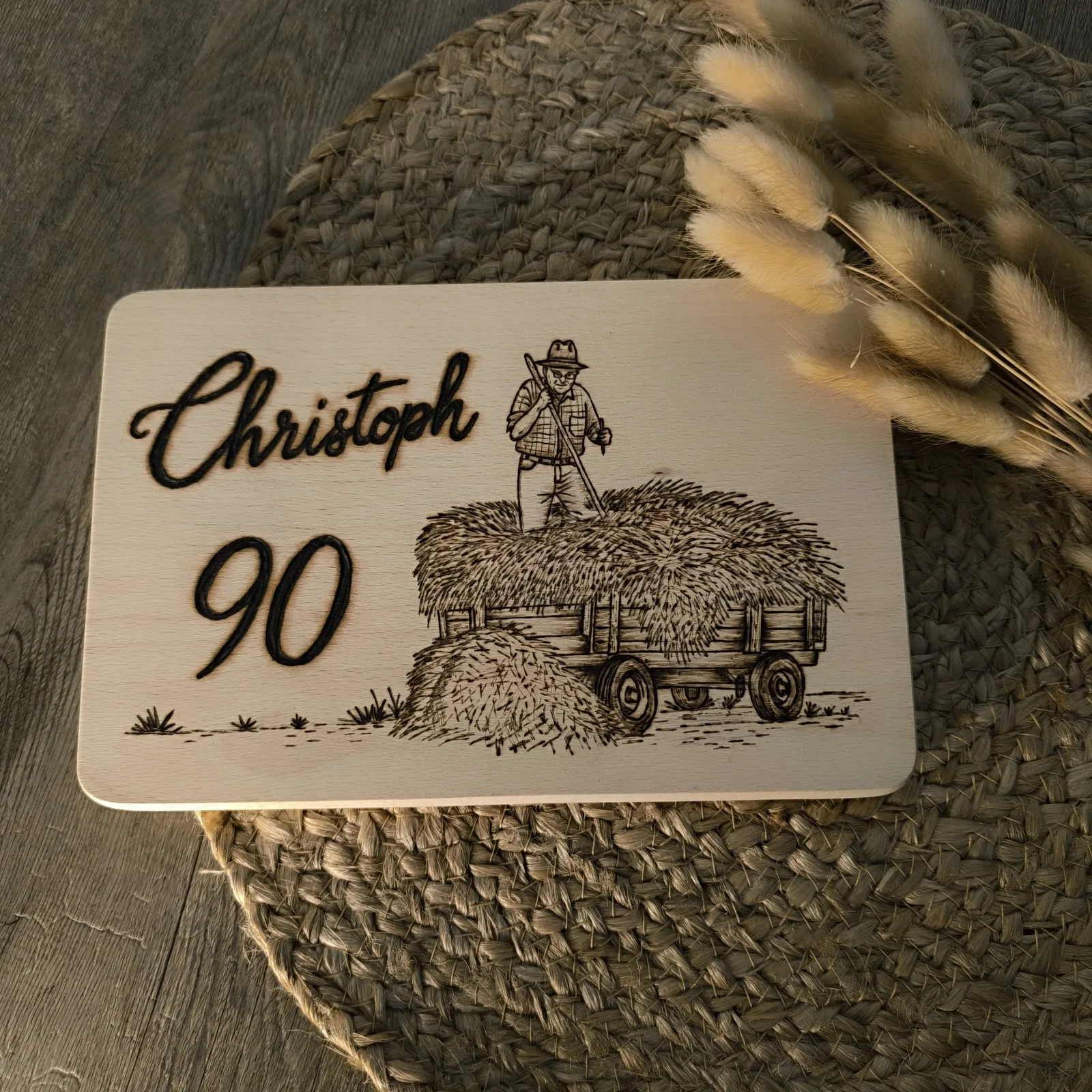 Buchenholzbrettchen mit Brandmalerei Heuwagen und Aufschrift Christoph 90.