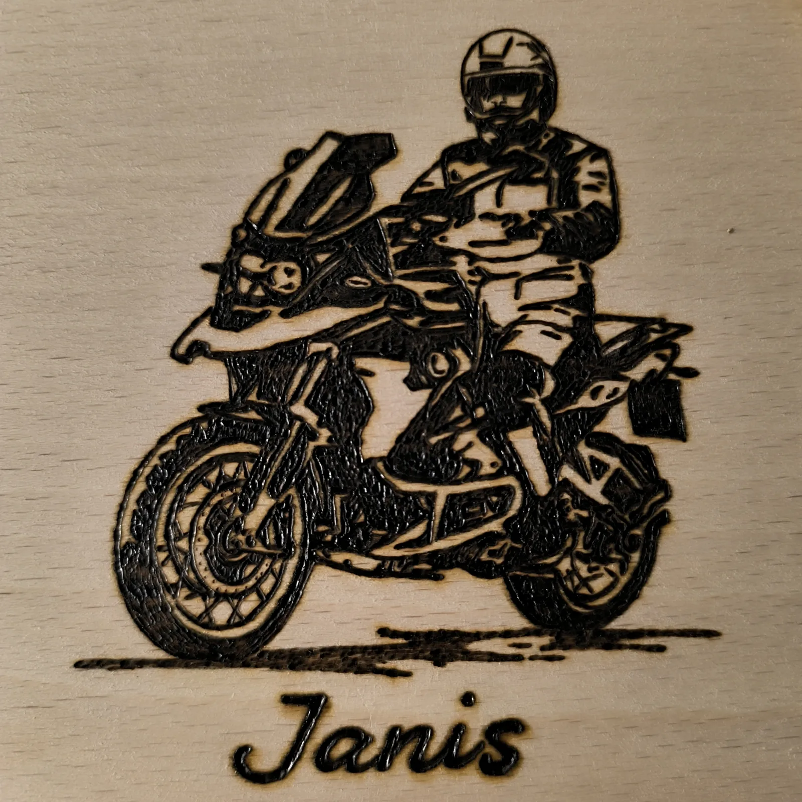 Buchenholzbrettchen mit detailreichem Motorradfahrer und dem Namen Janis.