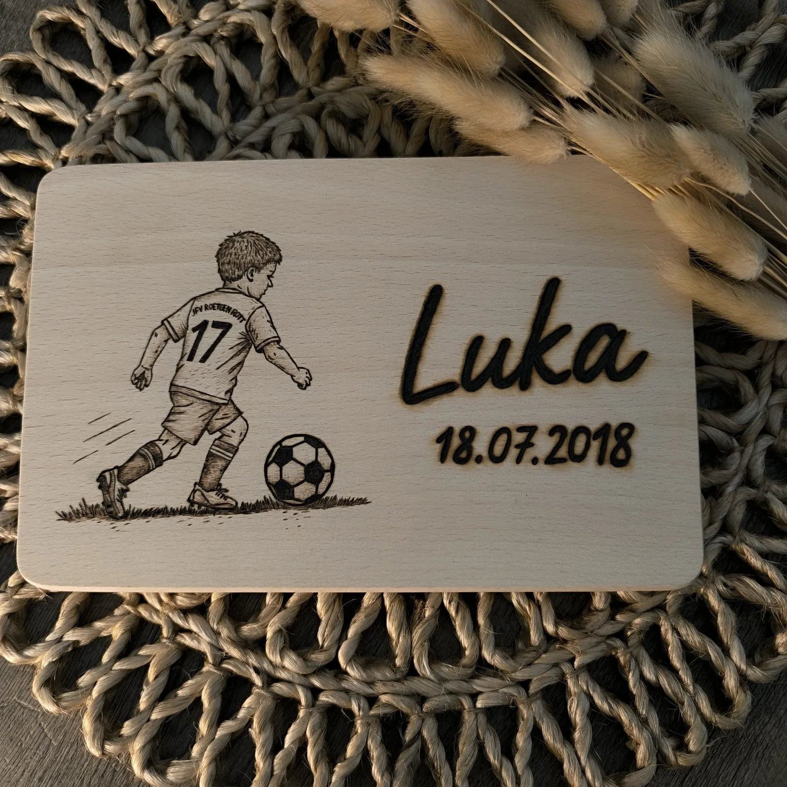 Buchenholzbrettchen mit Fußballspieler, Ball, dem Namen Luka und dem Datum 18.07.2018.