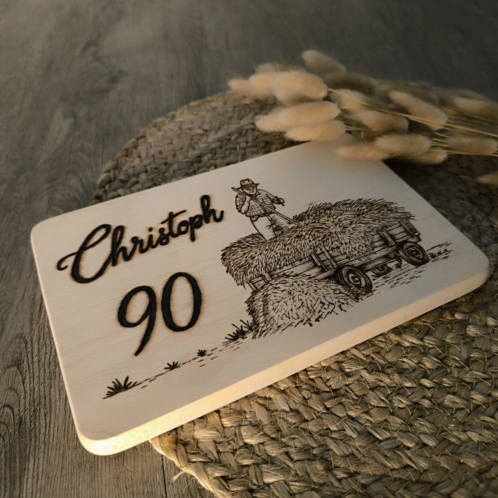 Buchenholzbrettchen mit graviertem Heuwagen Motiv und der Aufschrift Christoph 90.