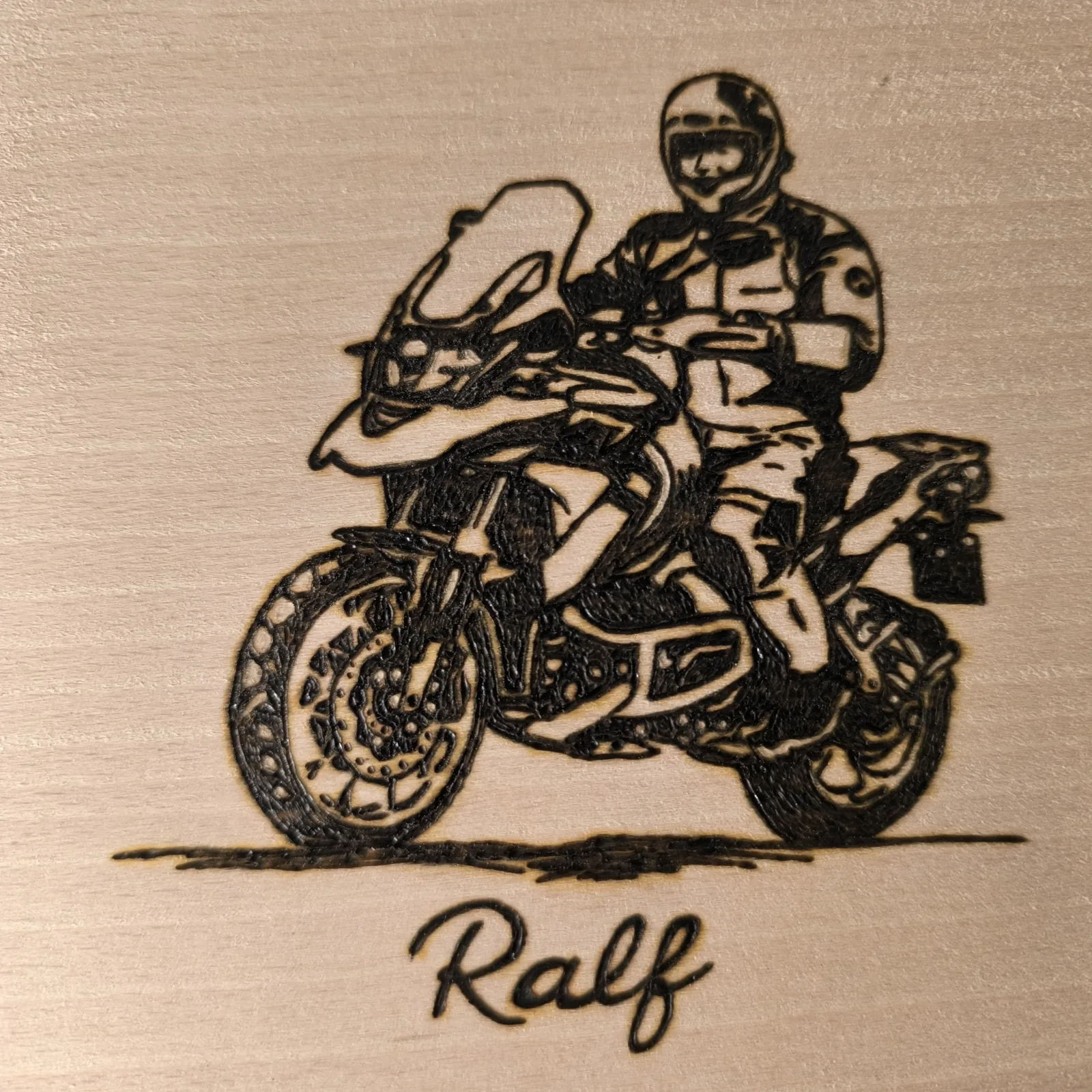 Buchenholzbrettchen mit Motorradfahrer und dem eingebrannten Namen Ralf.