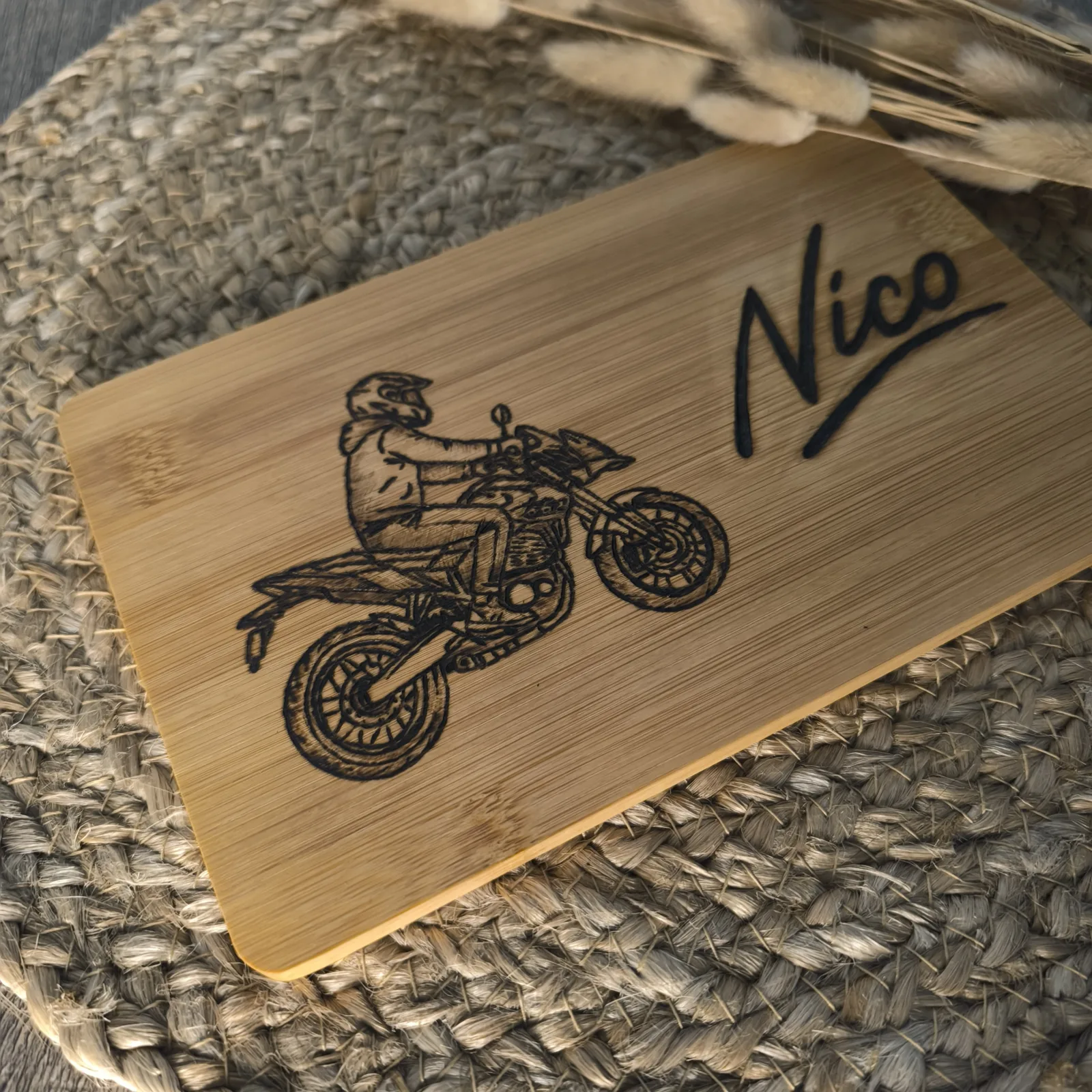 Detailansicht des Bambusbrettchens mit Motorradmotiv und dem Namen Nico.