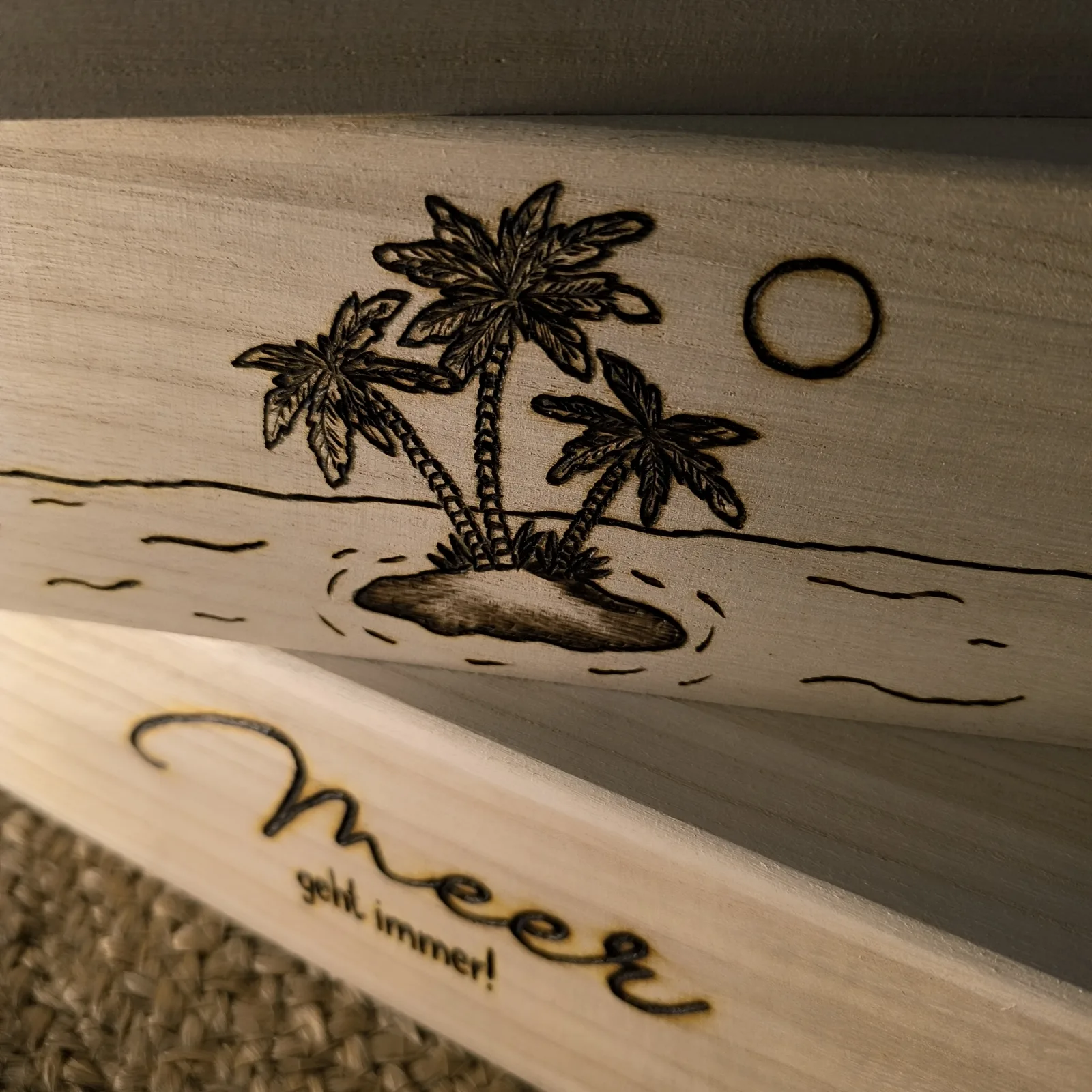 Holz Taschentücherbox mit eingebranntem Inselmotiv, Palmen und Sonne.
