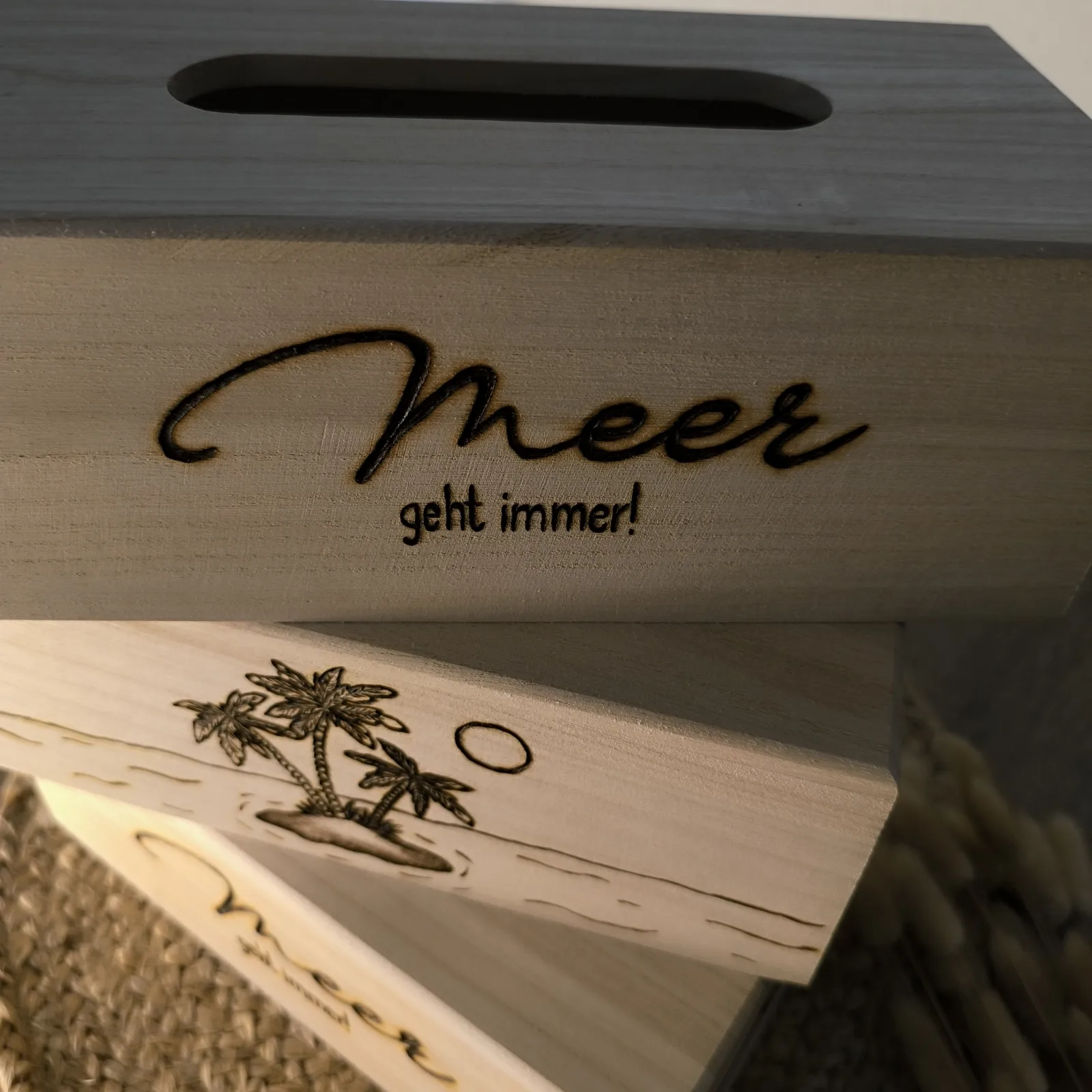 Holz Taschentücherbox mit Schlitzöffnung und Aufschrift Meer geht immer.