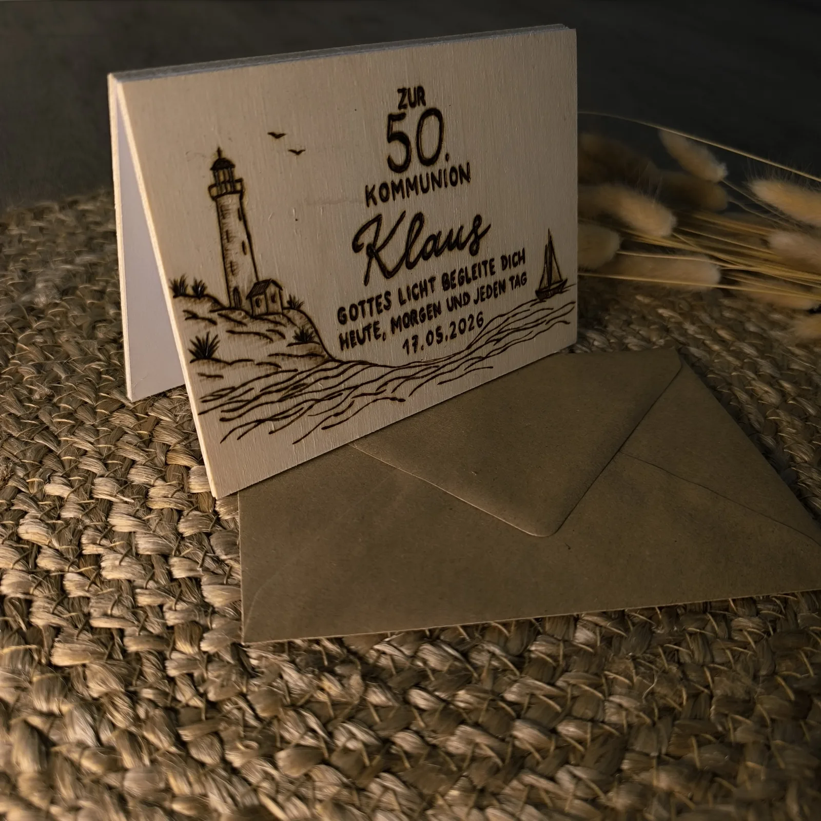 Holzkarte zur 50. Kommunion mit Leuchtturm, Meer, Segelboot und dem Namen Klaus.
