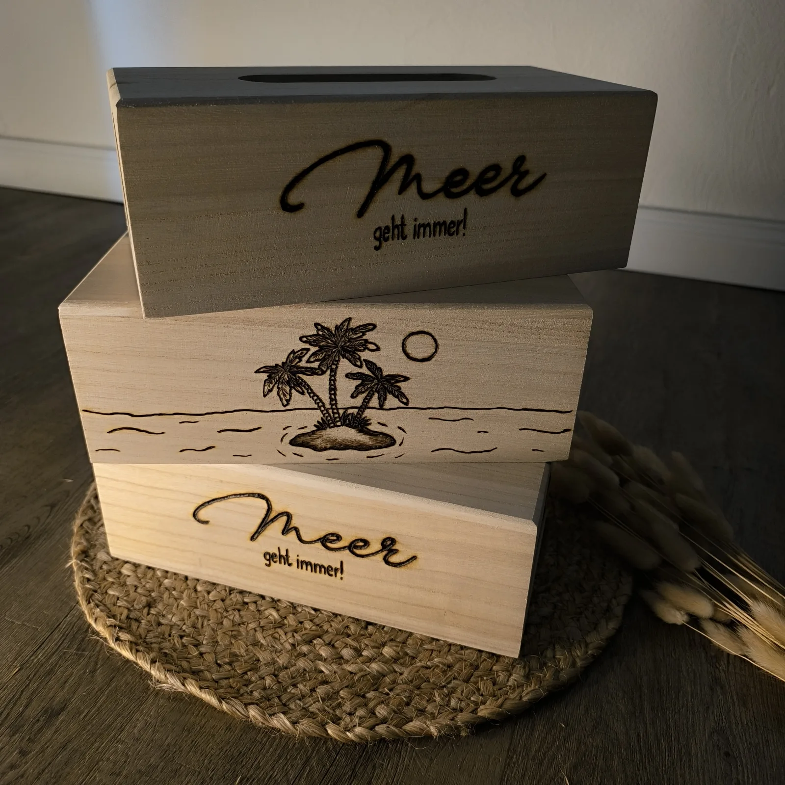 Maritime Taschentücherbox aus Holz mit Inselmotiv und Aufschrift Meer geht immer.
