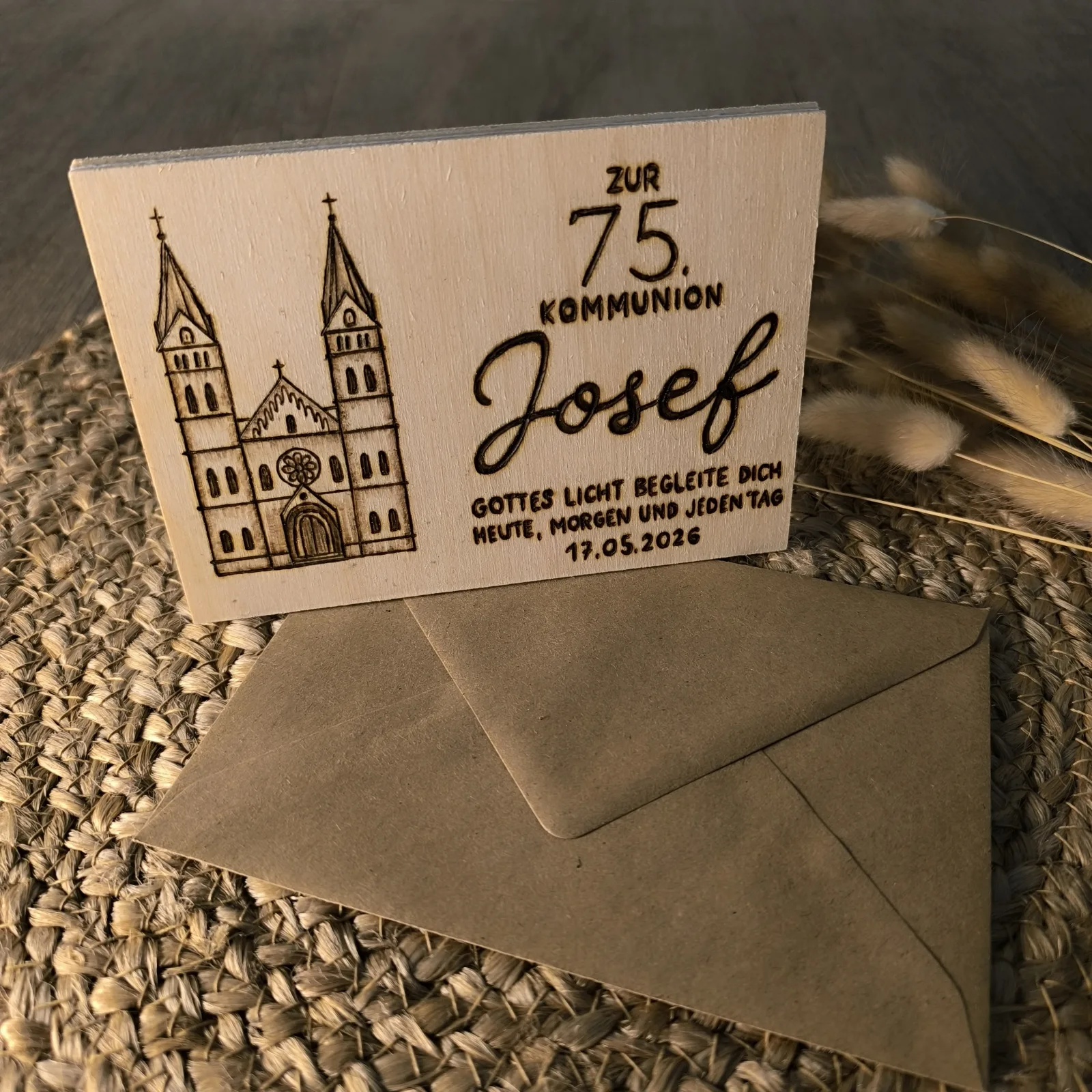 Personalisierte Holzkarte zur 75. Kommunion mit Kirchenmotiv, dem Namen Josef und Datum 17.05.2026.