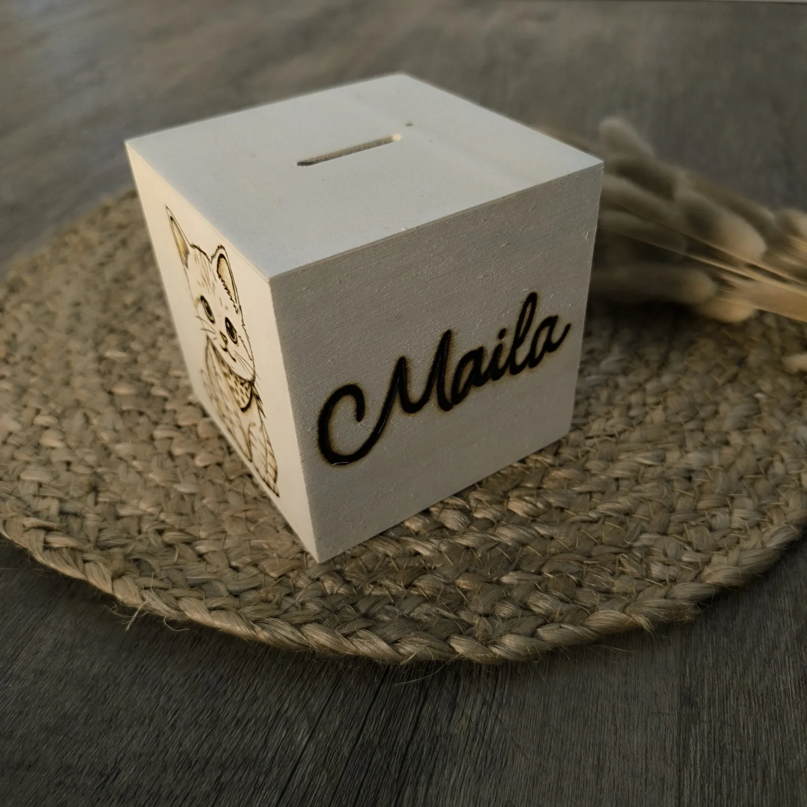 Personalisierte weiße Holzspardose mit Katzenmotiv und dem Namen Maila.
