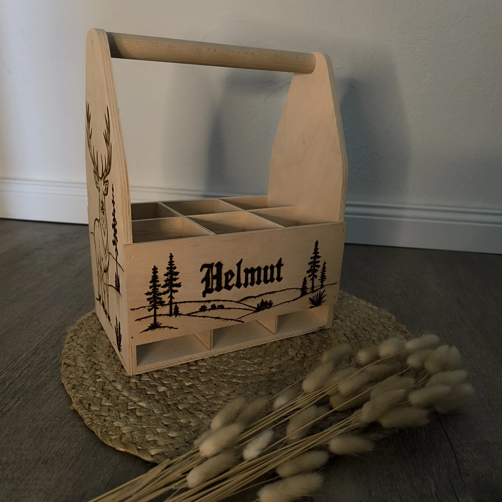 Personalisierter Holzträger mit Waldmotiv und dem eingebrannten Namen Helmut.