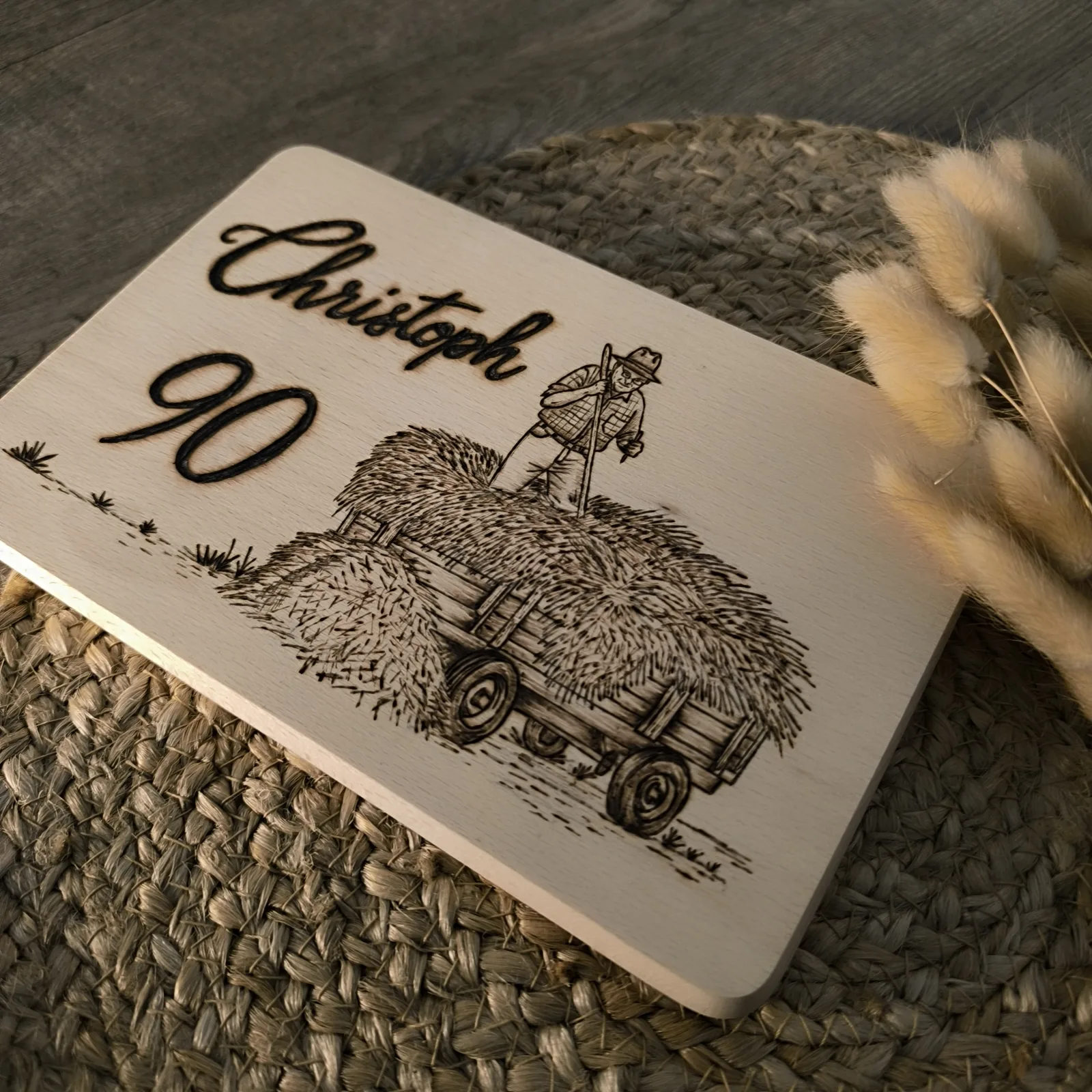 Personalisiertes Buchenholzbrettchen mit Heuwagen Motiv und Aufschrift Christoph 90.