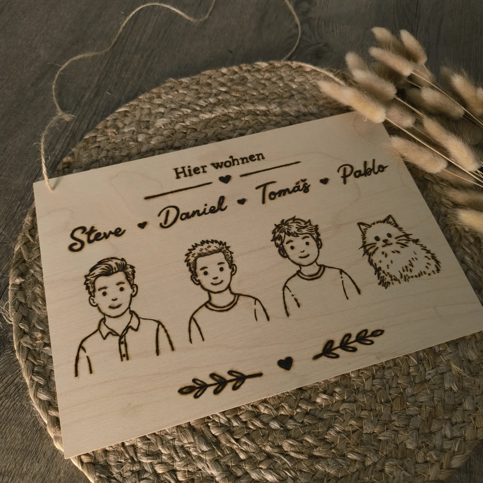 Personalisiertes Türschild aus Holz mit drei Personen, Katze und der Aufschrift Hier wohnen.