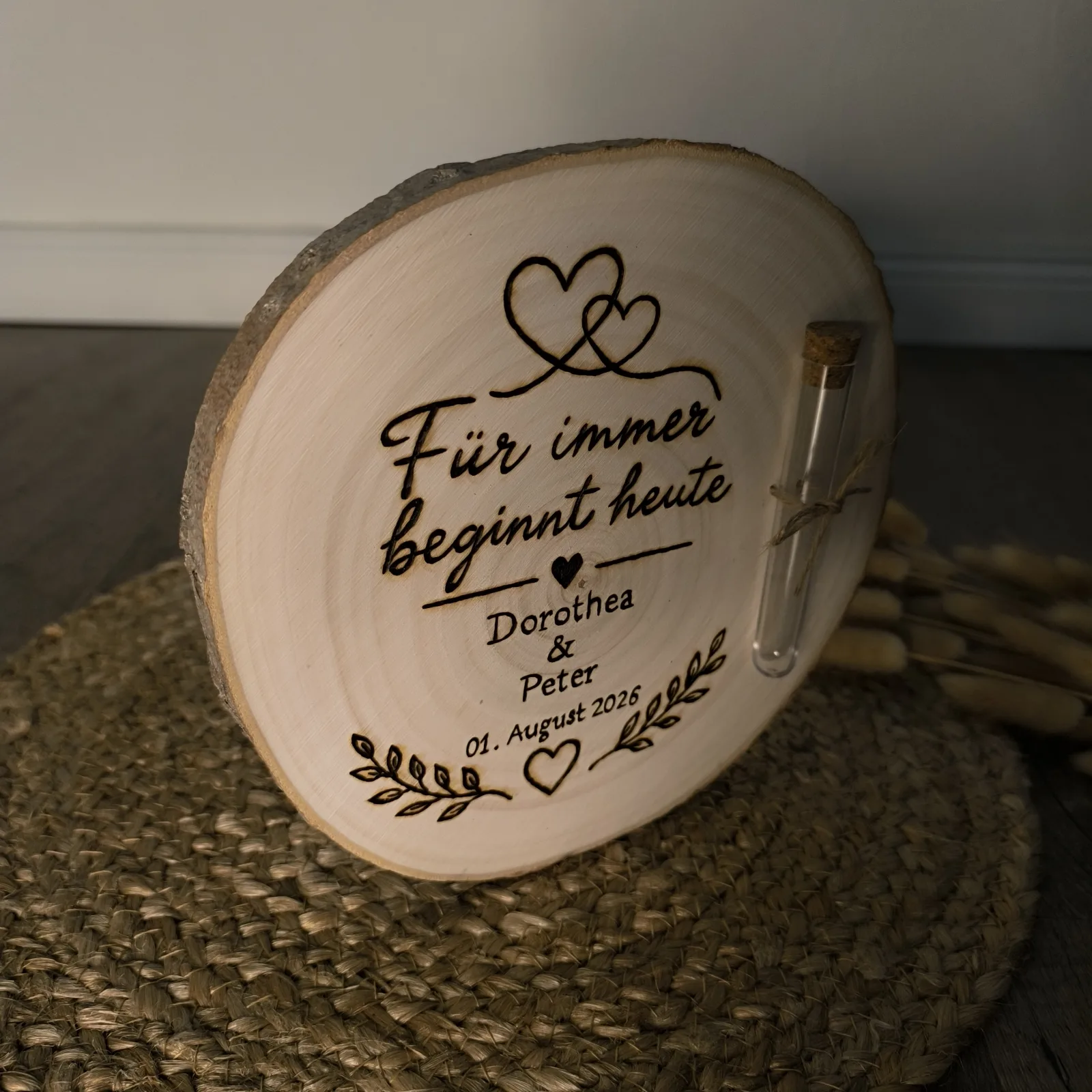 Runde Holzscheibe aus Holz mit Glasröhrchen, Herzen und Aufschrift zur Hochzeit.