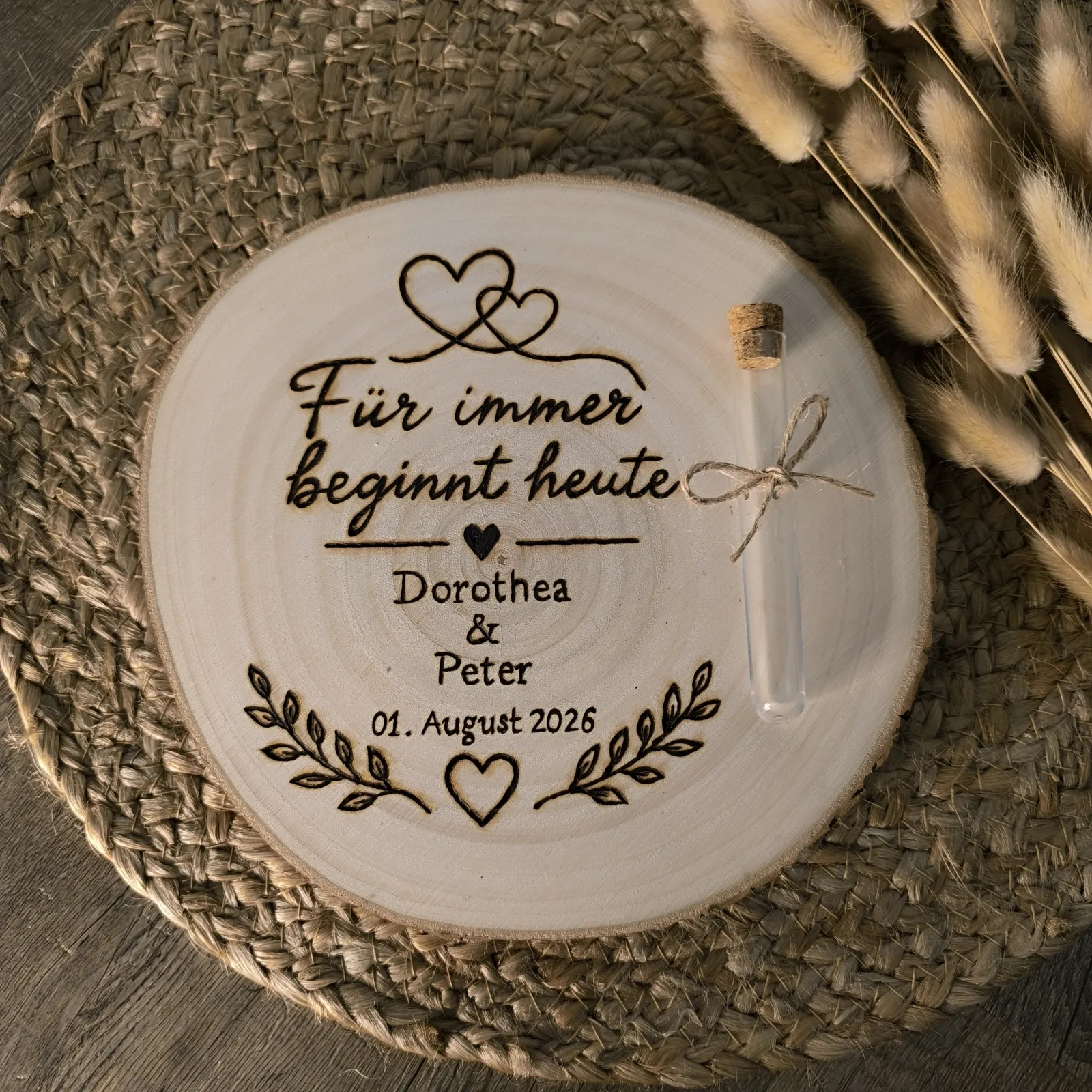Runde Holzscheibe mit Glasröhrchen, Herzen und Aufschrift Für immer beginnt heute.