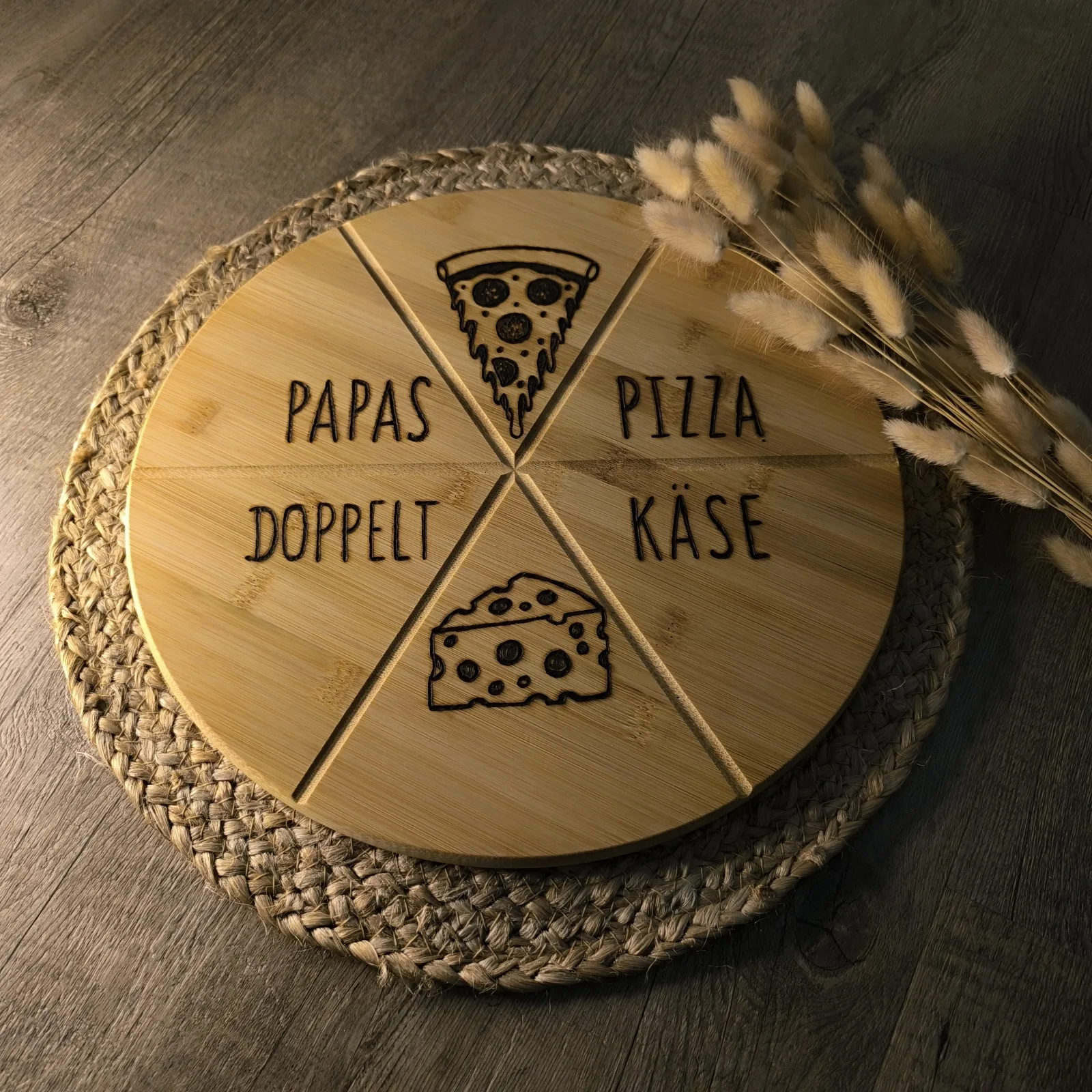 Rundes Bambusbrettchen mit Pizza und Käsemotiv sowie den Aufschriften Papas Pizza und Doppelt Käse.