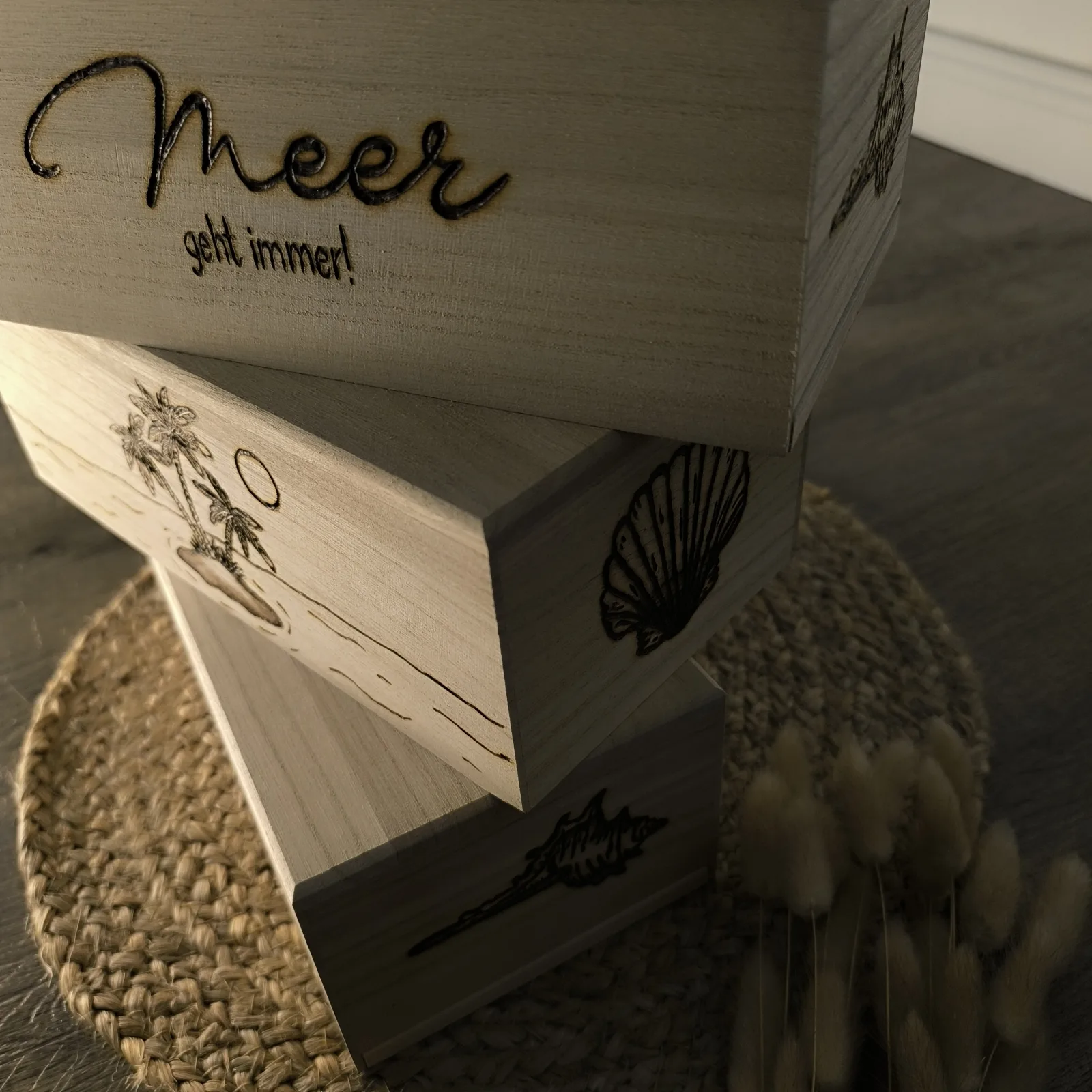 Seitliche Ansicht der Holz Taschentücherbox mit Muschel, Feder und Aufschrift Meer geht immer.