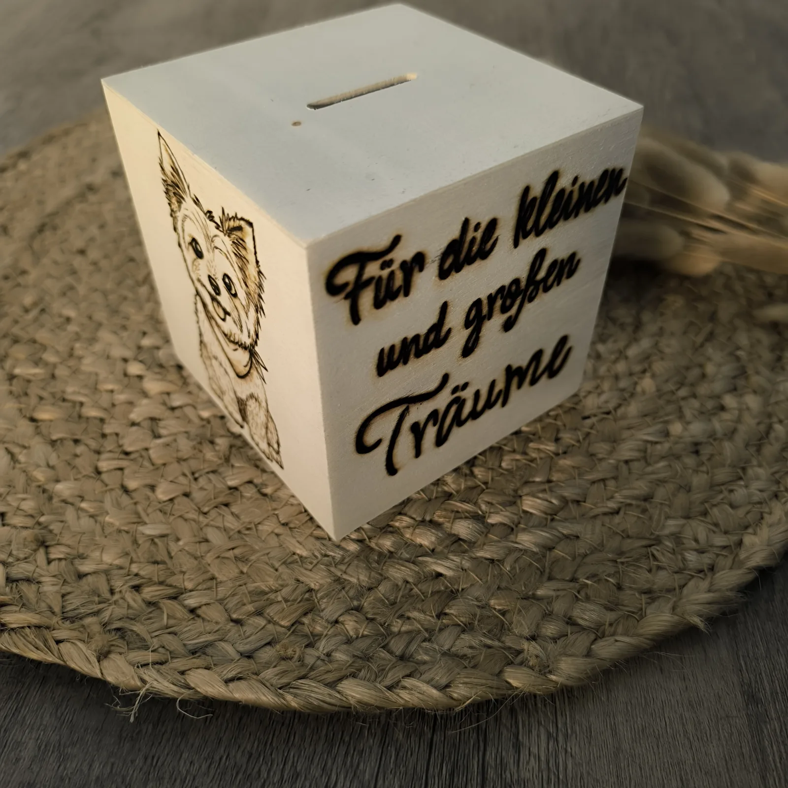 Weiße Holzspardose mit Hundemotiv und Aufschrift Für die kleinen und großen Träume auf Jutematte.