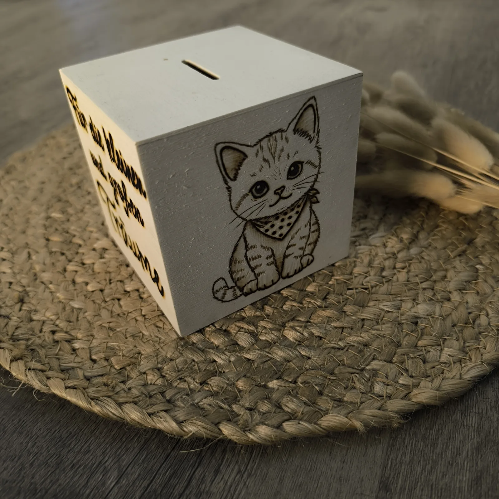 Weiße Holzspardose mit Katzenmotiv und seitlicher Aufschrift Für die kleinen und großen Träume.