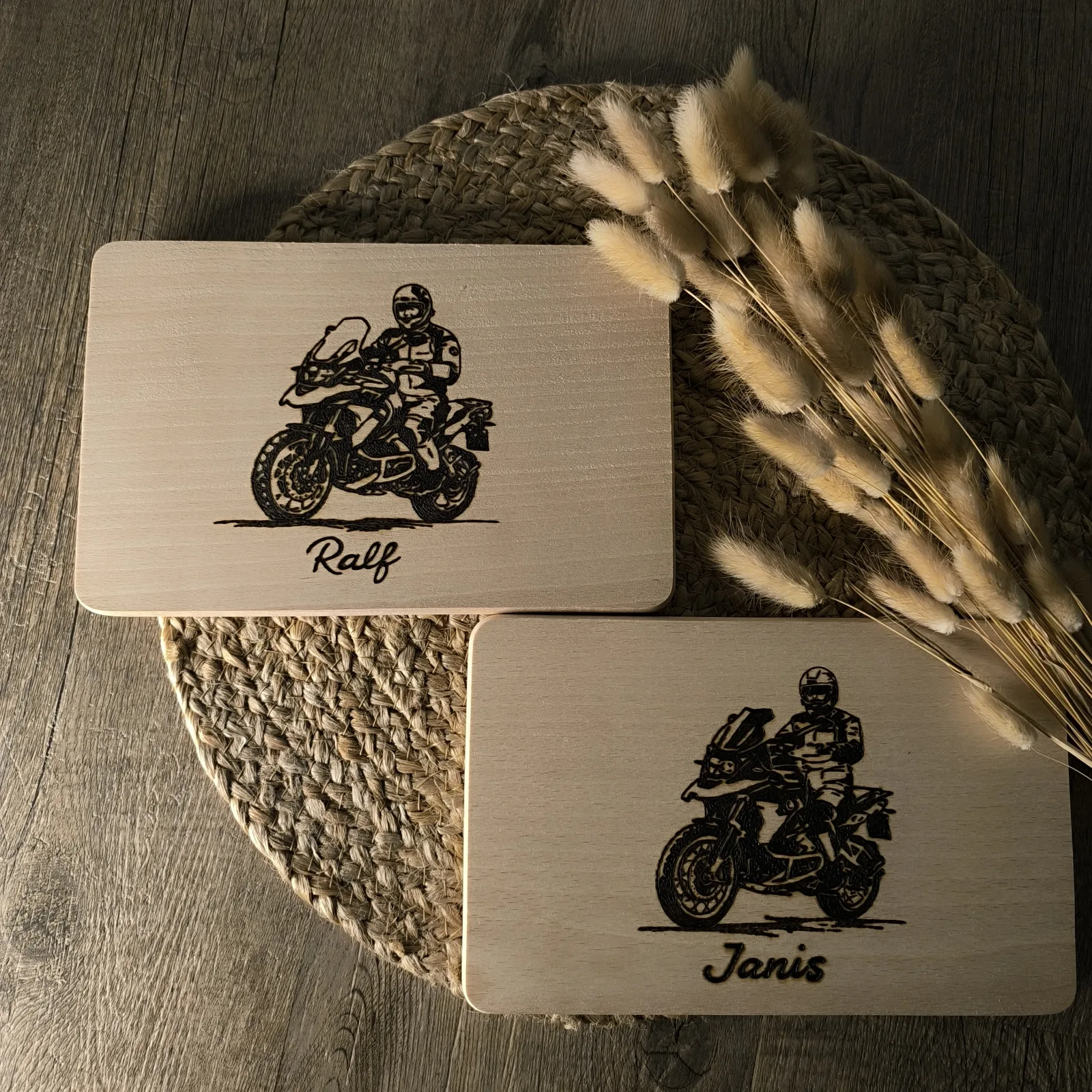 Zwei Buchenholzbrettchen mit Motorradfahrern und den Namen Ralf und Janis.